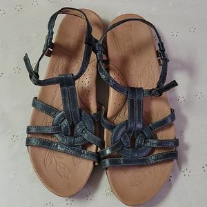 Born sandals